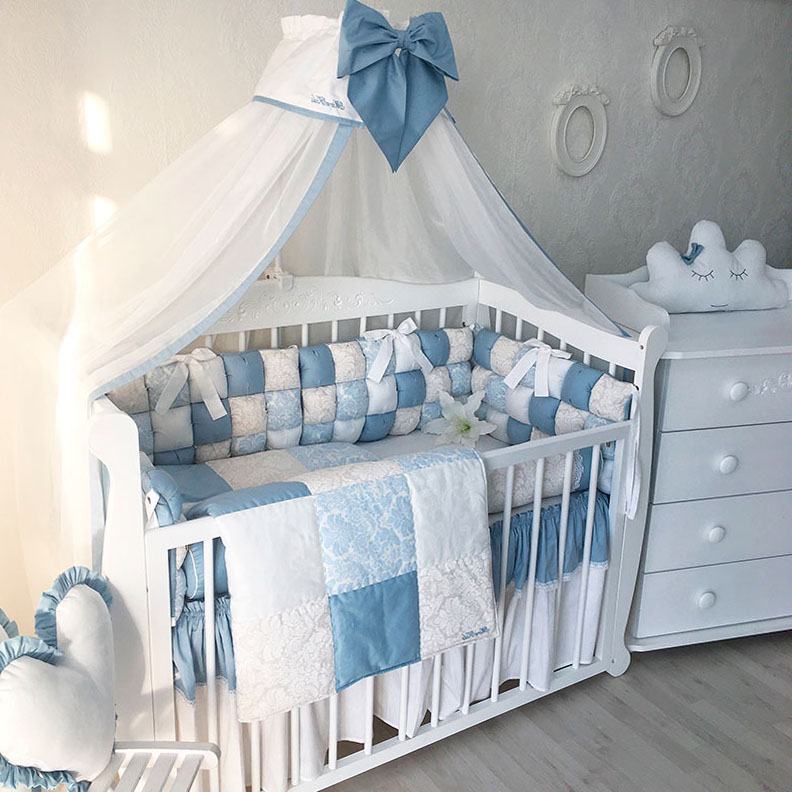 Комплект белья в детскую кроватку. Кроватка для новорожденного. Кроватки для новорожденных мальчиков. Бортики в кроватку для новорожденных. Красивые кроватки для новорожденных.